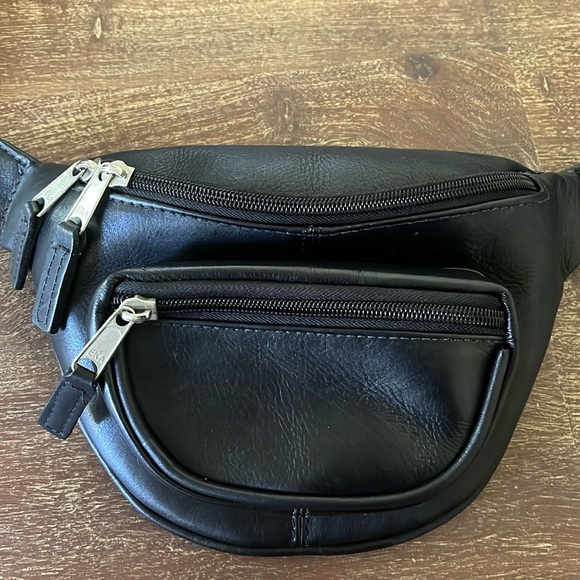 Latico Black Leather Fanny Pack/Sling bag - Picture 2 of 12
